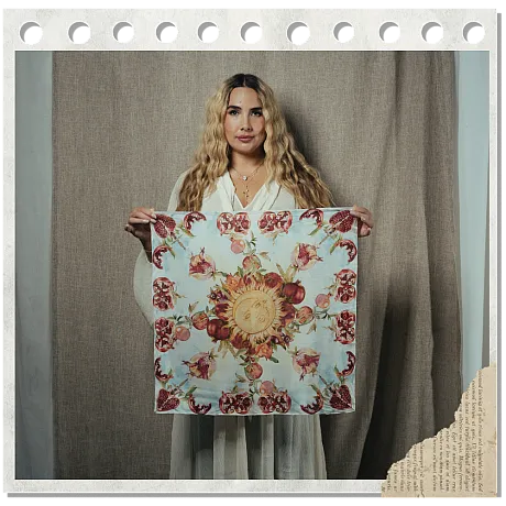 Kunster Thea Elise Klingvall holder i skjerfet "Thea".