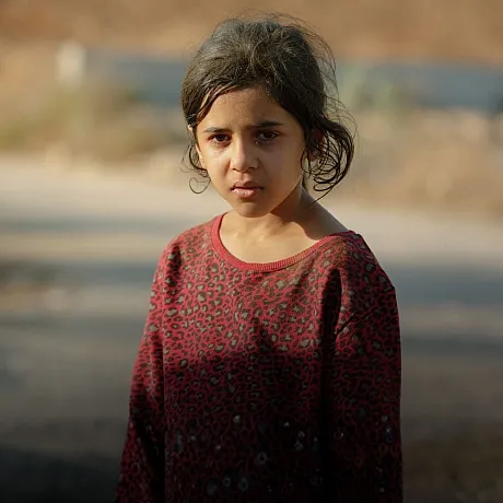 Nærbilde av jente syv år, som ser inn i kamera