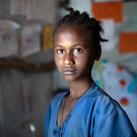 Jente fra Etiopia ser i kamera.