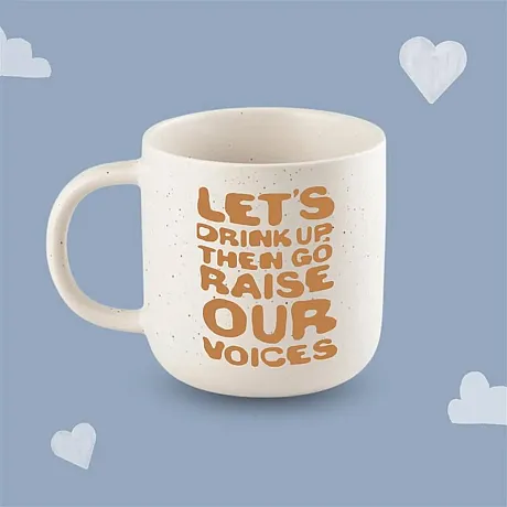 Koppen "Raise Our Voices" med nlå bakgrunn.