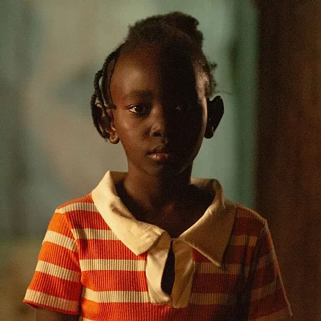 Nærbilde av jente som ser inn i kamera