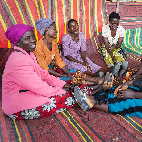 Mødregruppe samlet på en matte