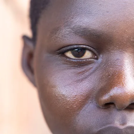 Meyiya ser i kamera, tett utsnitt