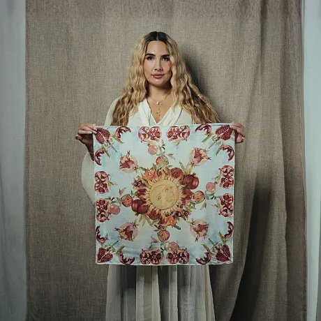 Thea Elise Klingvall viser frem skjerfet hun har designet.