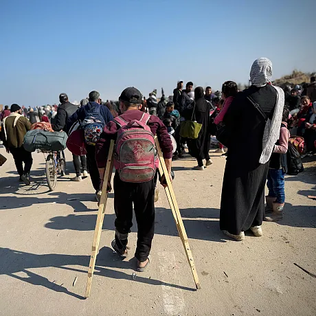 Gutt på flukt i Gaza går med krykker