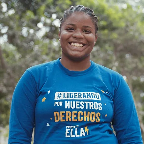 Jente fra Venezuela står utendørs i Ecuador