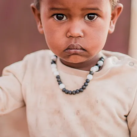 Gutt fra Somalia holder en kvinne i hånden.