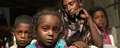 Jente med familien sin i Sudan.