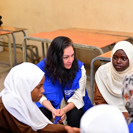 Reena prater med unge jenter.