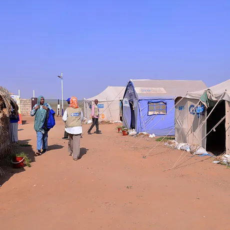 Teltleir i Sudan, noen med Plan-logo