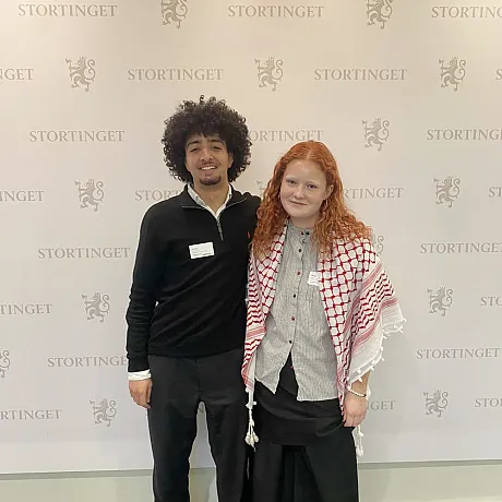 Malin og Jason fra URO på Stortingshøring.