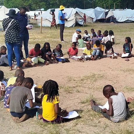 Barn i trygg sone i Mosambik.