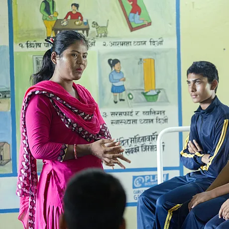 Ung kvinne underviser gruppe i Nepal