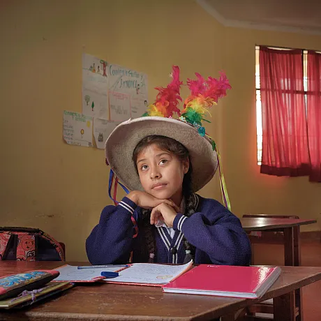 Jente i Bolivia sitter på skolebenken.