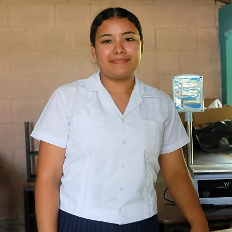 Jente i hvit skjorte på skolen i Honduras.