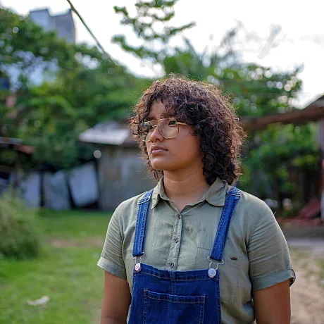 Jente med grønn t-skjorte ser ut i Peru.