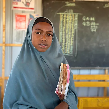 Shamsa jente står i klasserom i Somalia