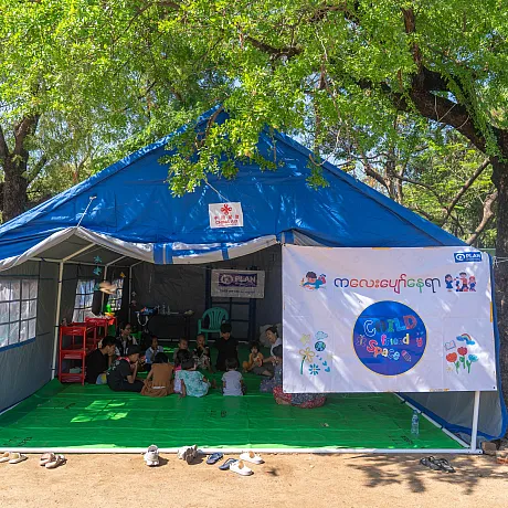 Et barnevennlig område er satt opp i Myanmar i etterkant av jordskjelvet.