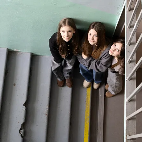 Jenter i Ukraina besøker en av Plans barnevennlige og trygge soner.