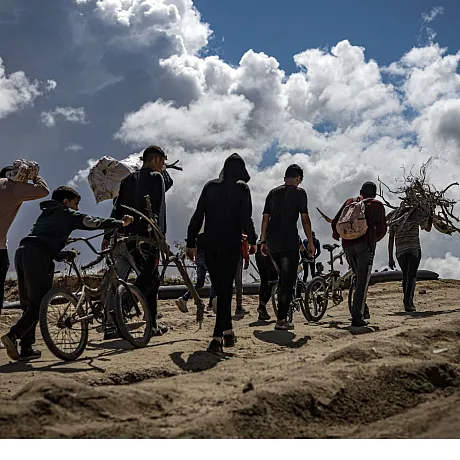 Beboere i Gaza bærer tunge ting