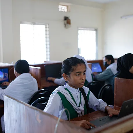 Jenter blir tryggere på nett