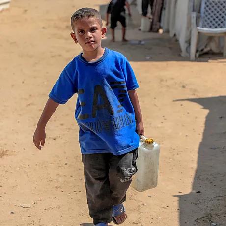 Gutt fra Gaza bærer kanne.