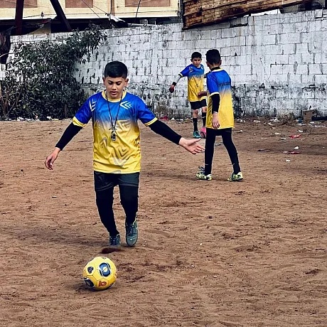 Gutter spiller fotball i ruinene i Gaza.