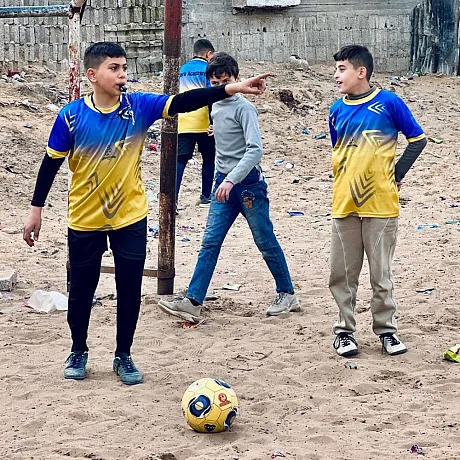 Gutter spiller fotball i ruinene i Gaza.