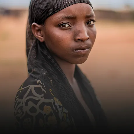 Jente fra Etiopia ser rett i kameraet.