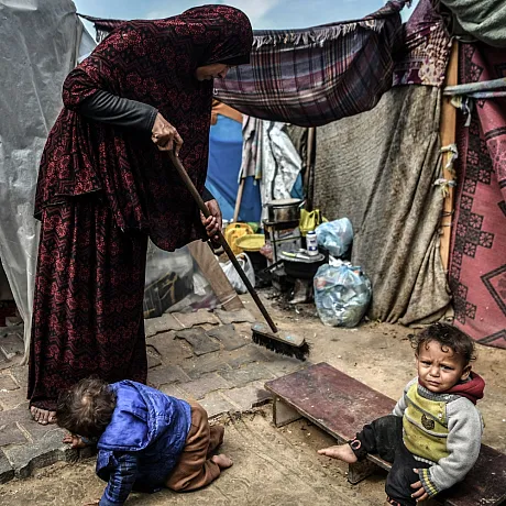 Mor og to barn i teltleir i Gaza