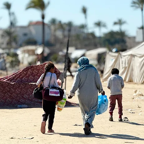 Barn og mor i teltleir i Gaza.
