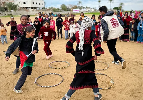 Barn leker i Gaza. Fritidsaktiviteter for barn en del av Plans nødhjelpsprosjekt for fordrevne familier i Gaza. 