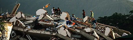 Redningsarbeidere leter gjennom ødeleggelsene etter jordskjelvene i Venezuela.