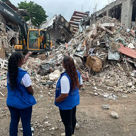 To Plan-ansatte ser på ødeleggelsene etter jordskjelvene i Colombia.