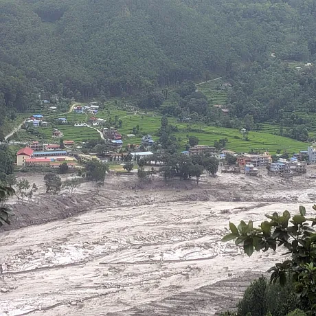 Flom og jordskred rammet det nordlige Nepal og grenseområdet til Kina.