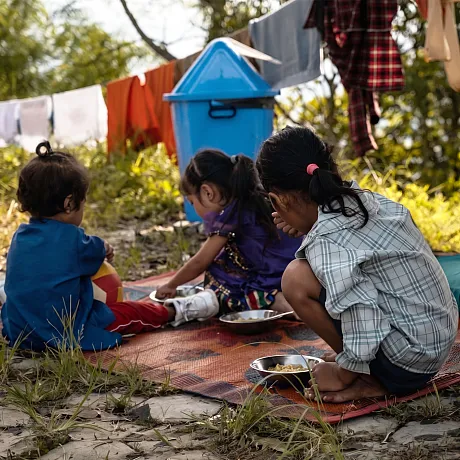 Barn spiser et næringsrikt måltid på et nødhjelpssenter i Nepal.