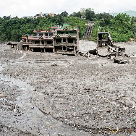 Hus står helt ødelagte tilbake etter flommen i Nepal.