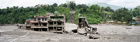 Hus står helt ødelagte tilbake etter flommen i Nepal.