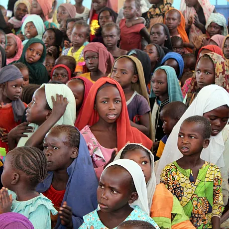 Barn på flukt i Sudan.