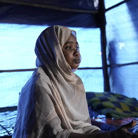 Maryam sitter i et telt i en flyktningleir i Etiopia.