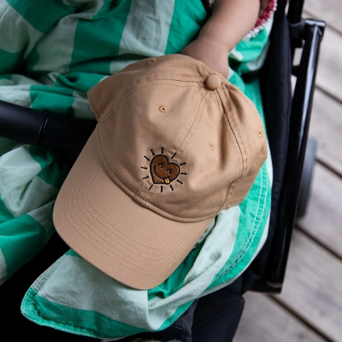 Gaver med mening: Barnecaps, Mamma er sjefen. Miljø. Foto.