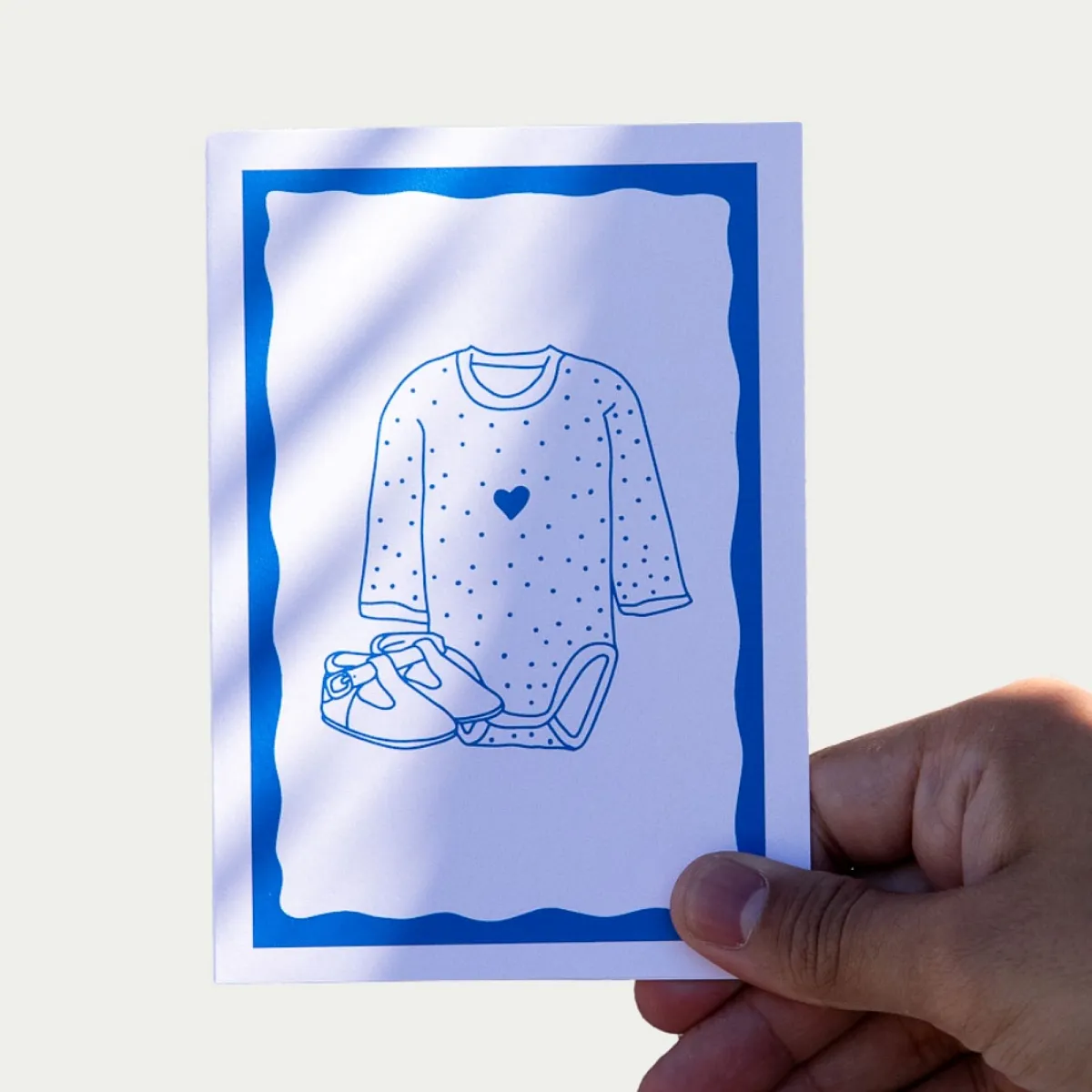 Gaver med mening: Bryllupskort, illustrasjoner og tekst. Lys bakgrunn. Foto.