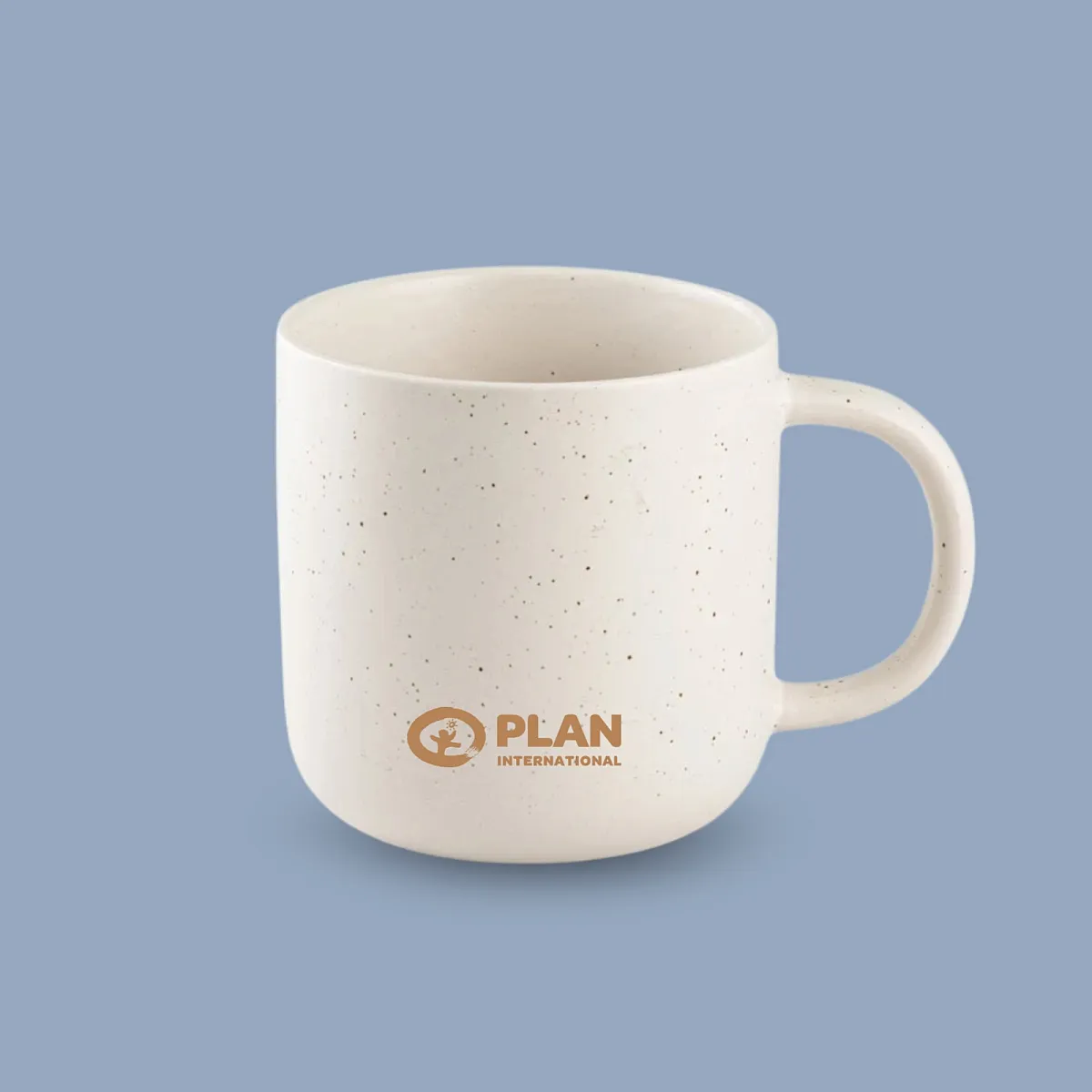 Gaver med mening: Kopp Raise Our Voices. Bakside. Farget bakgrunn.