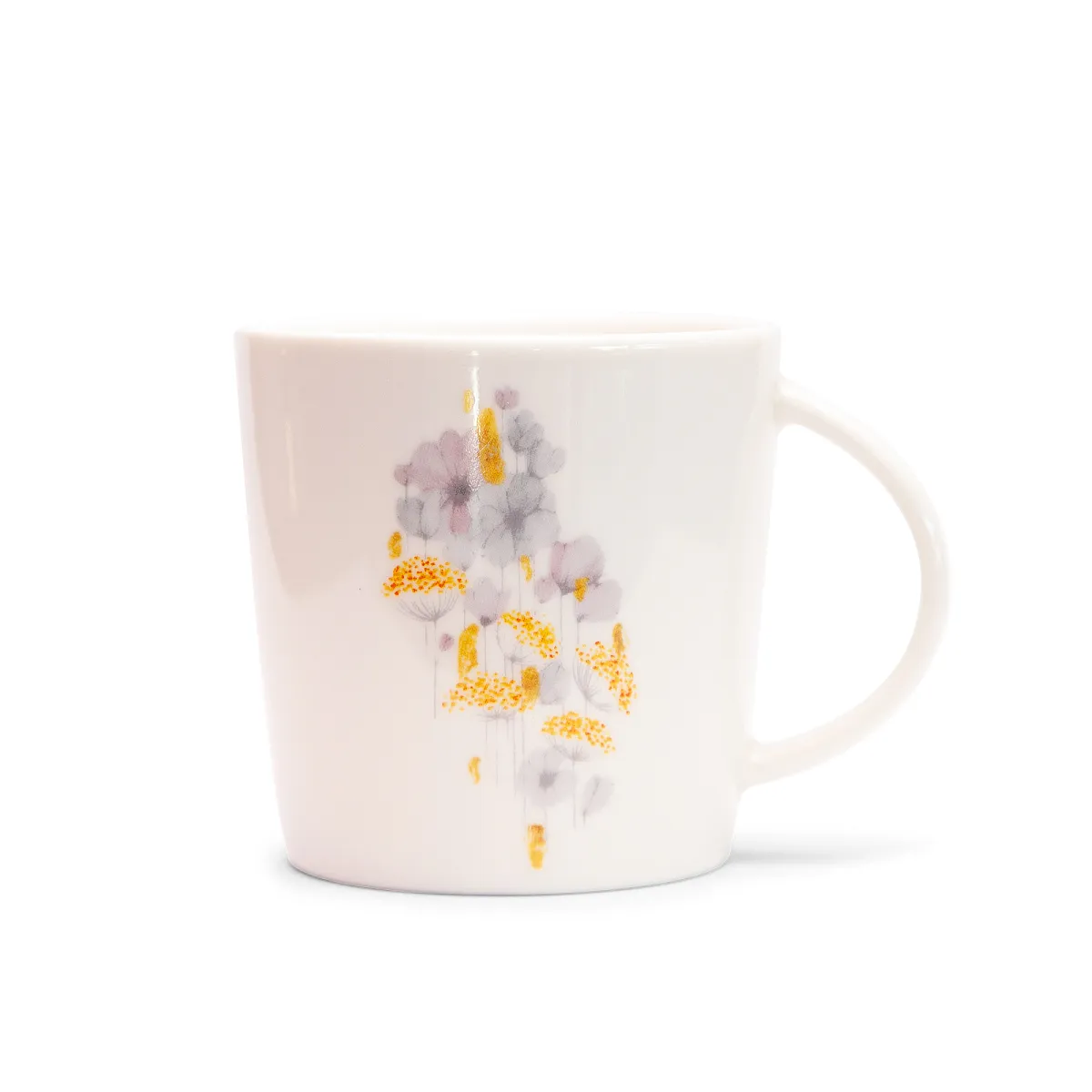 Gaver med mening: Porselenskopp med blomstermotiv. Hvit bakgrunn. Foto.