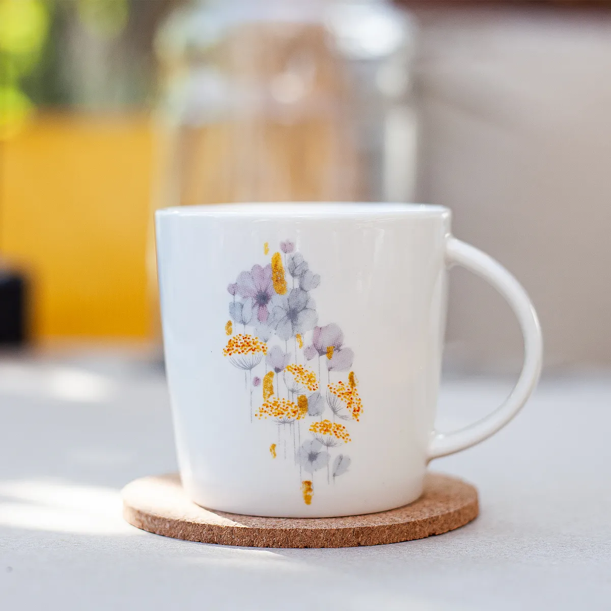 Gaver med mening: Porselenskopp med blomstermotiv. Miljø. Foto.