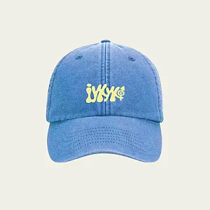 Gaver med mening: Caps "IYKYK", lys bakgrunn. Foto.