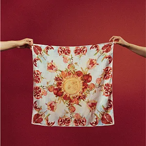 Gaver med mening:  Skjerf "Thea". Miljø. Foto.