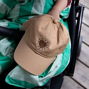 Gaver med mening: Barnecaps, Mamma er sjefen. Miljø. Foto.