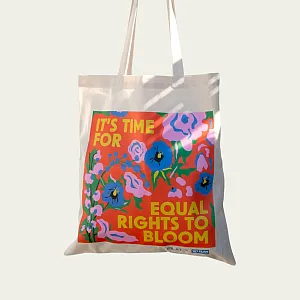 Gaver med mening: Handlenett "It's time for equal rights to bloom". Hvit bakgrunn. Foto.