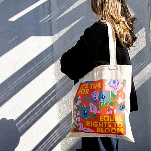 Gaver med mening: Handlenett "It's time for equal rights to bloom". Miljø. Foto.